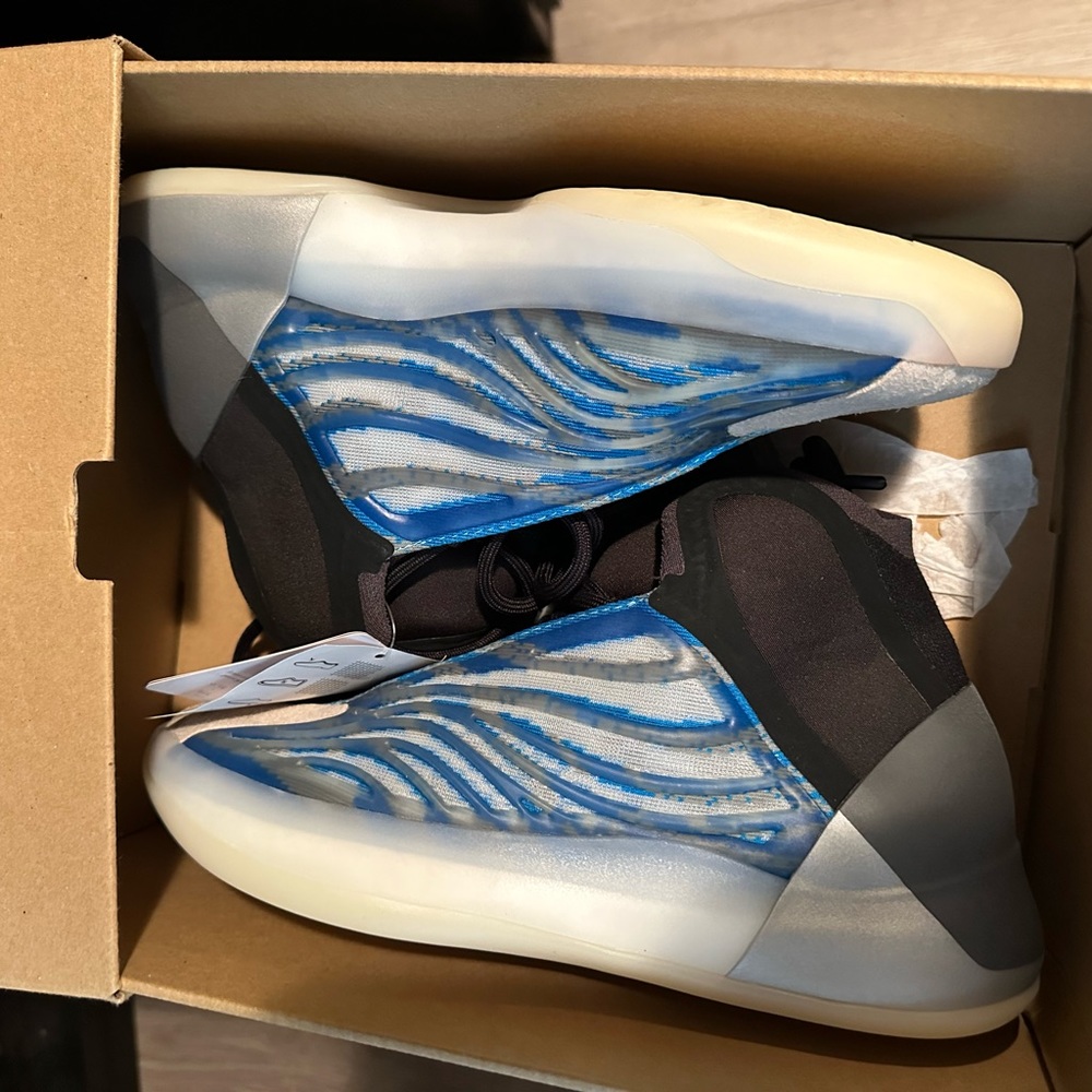 Yeezy basketball frozen blues size 5